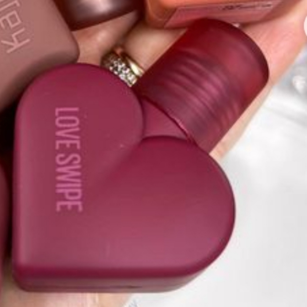 ❇️🧚‍♀️CALL ME! Kaja Lightweight Cushiony Lip Whip NWT